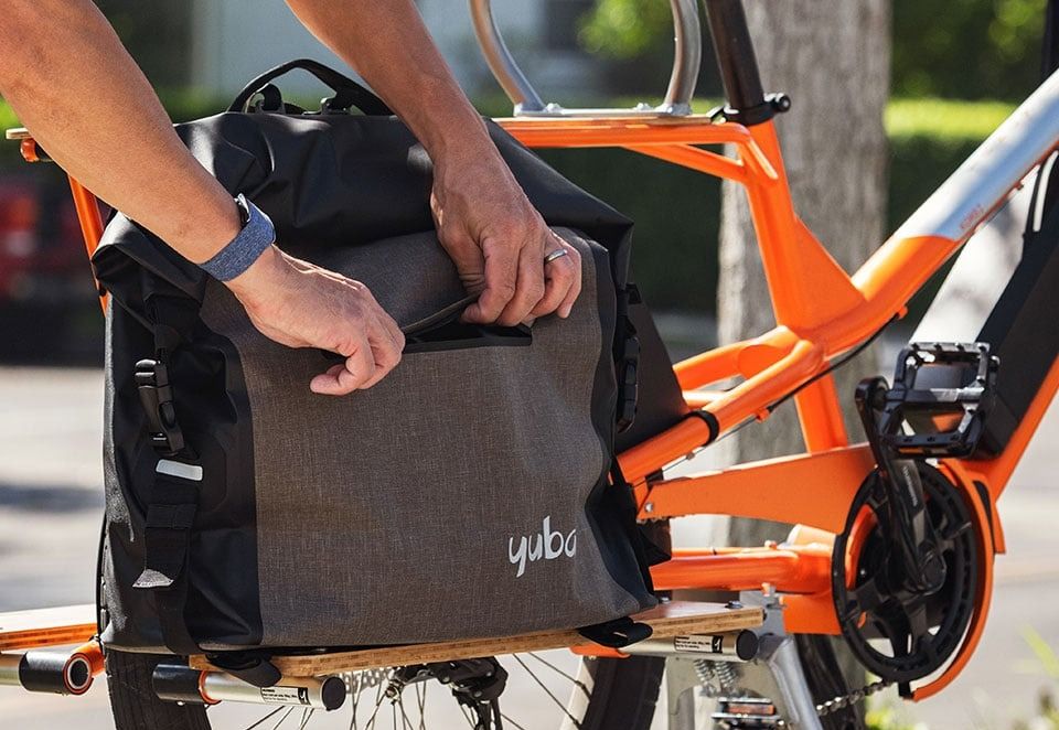 Une sacoche facilement enlevable sur votre vélo longtail sacoche velo longtail